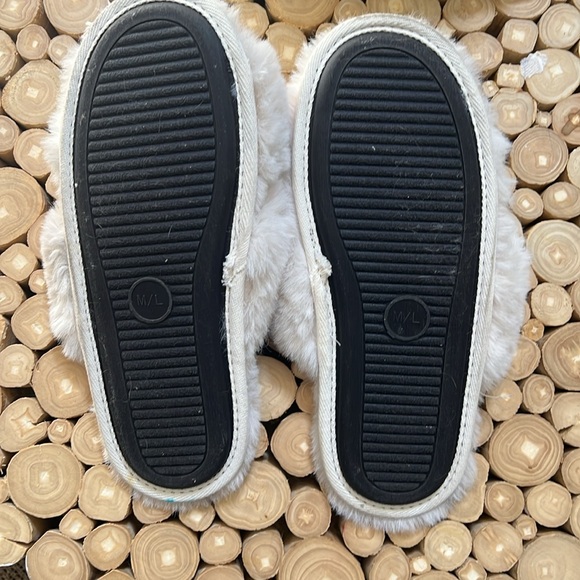 Abercrombie and Fitch, beige furry slippers size medium large - Picture 3 of 3